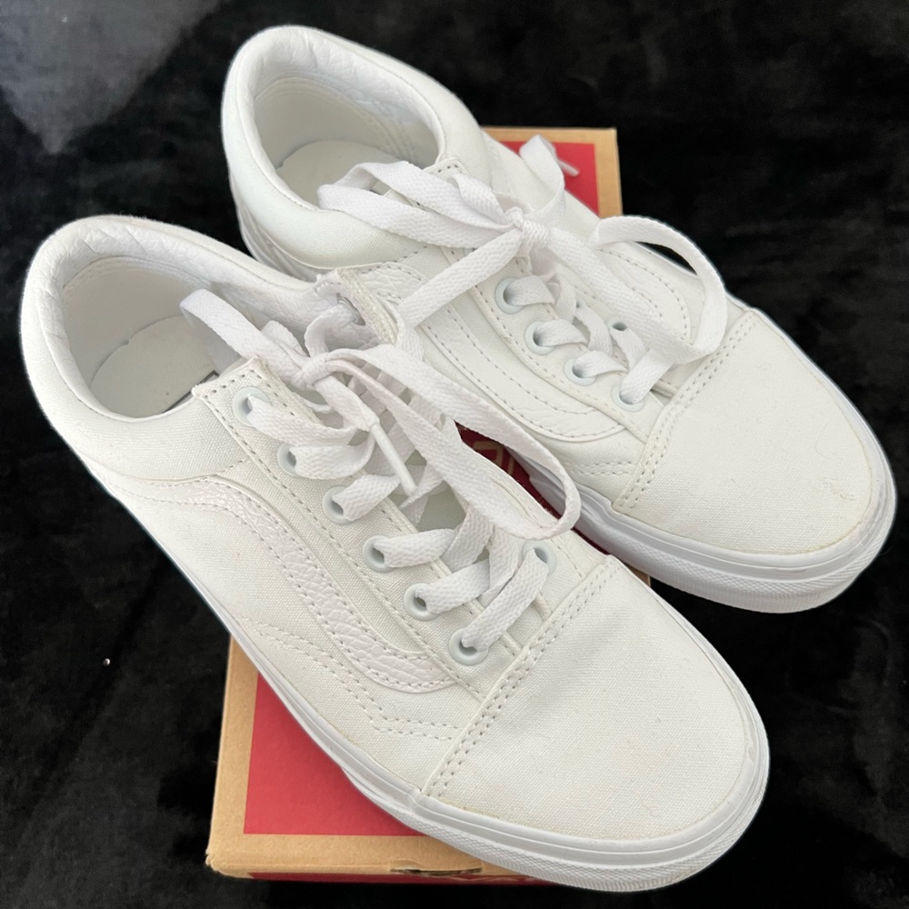 Old skool true white low top vans 4 men’s 5.5 women’s
